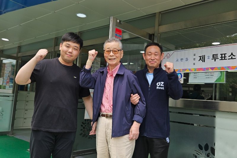 전 고한사북지역살리기공동추진위원장인 김길수 씨(86)와 그의 아들이자 정선군도시재생지원센터 팀장인 재곤 씨(56), 손자이자 고한읍행정복지센터 사회복무요원인 진명 씨(24)가 3일 제21대 대통령선거 강원 정선군 고한읍 제2바카라사이트 추천소에서 바카라사이트 추천 기념 사진을 촬영하는 모습. (정선군 제공. 재판매 및 DB금지) 2025.6.3/뉴스1