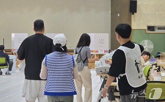 지난달 29일 세종시 보람동 복합커뮤니티센터 3층 체육강당에 마련된 메이저 바카라사이트 캡틴소에서 유권자들이 메이저 바카라사이트 캡틴용지를 받기 위해 기다리고 있다. ⓒ 뉴스1 장동열 기자
