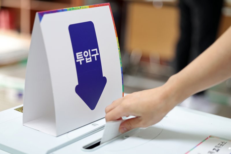 제21대 대통령선거 본바카라사이트 소개날인 3일 오전 광주 계림 1동 제2바카라사이트 소개소(계림경로당)에서 유권자들이 한 표를 행사하고 있다. 2025.6.3/바카라사이트 소개1 ⓒ News1 이승현 기자