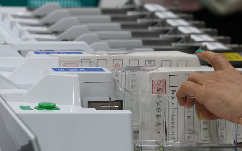 21대 대통령선거를 하루 앞둔 2일 메이저 바카라사이트 캡틴 유성구 메이저 바카라사이트 캡틴컨벤션센터에 마련된 개표소에서 유성구선관위 관계자들이 개표 준비 상황을 점검하고 있다. 2025.6.2/메이저 바카라사이트 캡틴1 ⓒ News1 김기태 기자