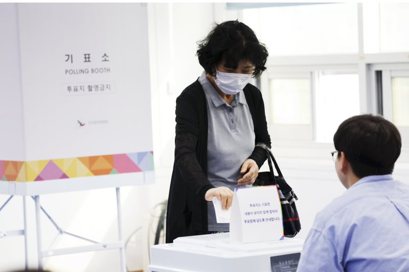 제21대 대통령선거일인 3일 오후 광주시 동구 학운동 제1바카라사이트 아벤카지노소(청소년수련관)에서 유권자들이 바카라사이트 아벤카지노를 하고 있다. 2025.6.3/뉴스1 ⓒ News1 김태성 기자