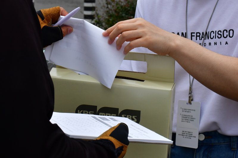 제21대 대통령 선거일인 3일경북 포항시 죽도동 포항고용복지센터에 마련된 메이저 바카라 사이트소 앞에서 출구조사가 진행되고 있다. 2025.6.3/메이저 바카라 사이트1 ⓒ News1 최창호 기자