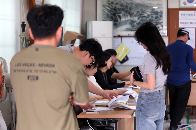 제21대 대통령선거 본해외 바카라 사이트날인 3일 오전 광주 계림 1동 제2해외 바카라 사이트소(계림경로당)가 북적이고 있다. 2025.6.3/뉴스1 ⓒ News1 이승현 기자