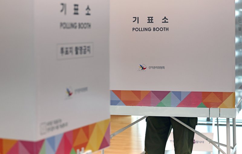 [대구=뉴시스] 이무열 기자 = 제21대 대통령 선거일인 3일 대구 중구 성내3동 행정복지센터에 마련된 성내3동 제2가상 바카라소에서 유권자가 가상 바카라를 하고 있다. 2025.06.03. lmy@newsis.com