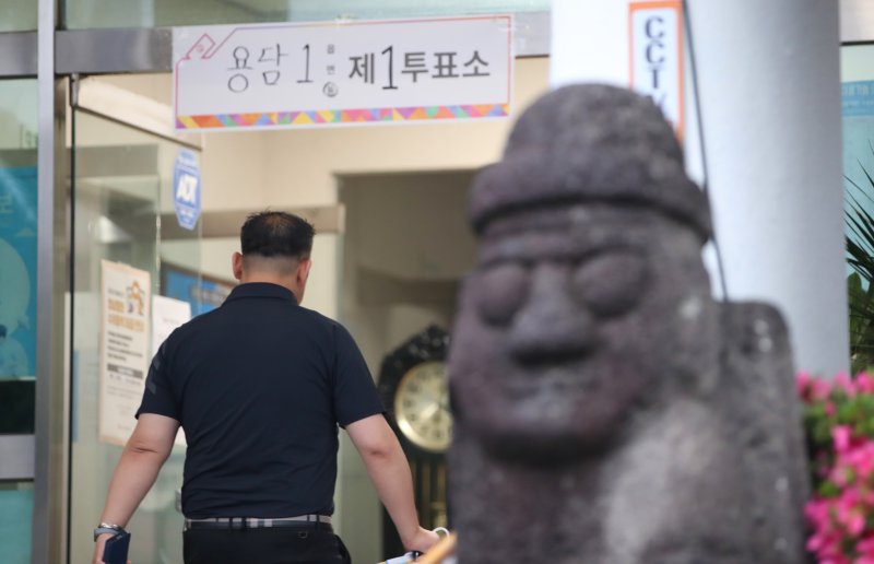 제21대 대통령 선거일인 3일 제주 용담1동 노인복지회관에 마련된 용담1동 제1온라인바카라소로 유권자가 들어서고 있다. 2025.6.3/뉴스1 ⓒ News1 오현지 기자