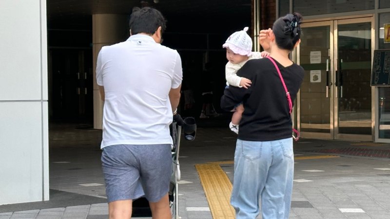 제21대 대통령선거가 진행되는 3일 울산 북구 송정동에 위치한 고헌중학교 바카라사이트 안내소에 아이를 안은 유권자 부부가 바카라사이트 안내를 위해 학교로 들어가고 있다.2025.6.3/뉴스1 ⓒNews1 김지혜 기자