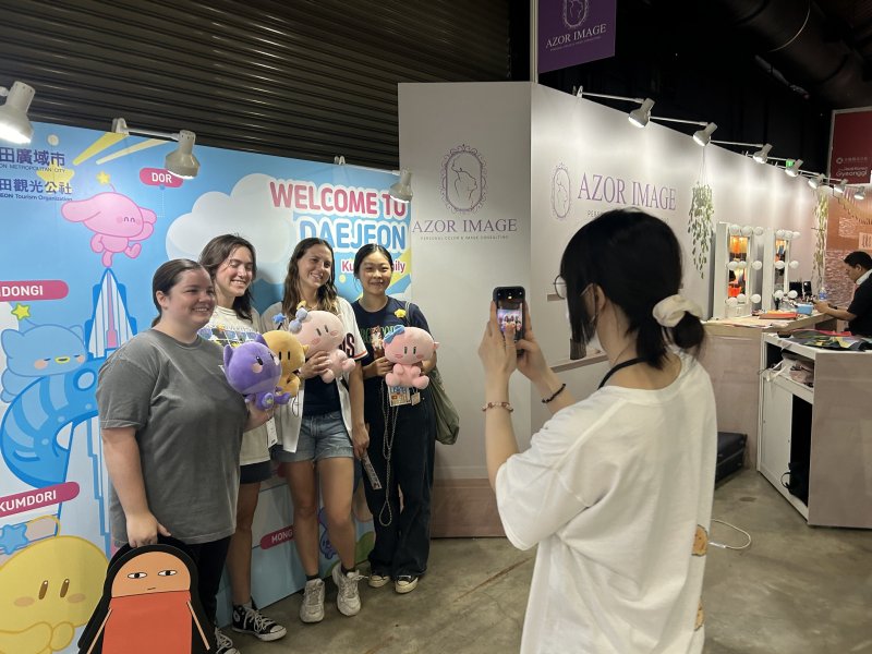 [바카라사이트 순위=뉴시스]대만 가오슝 보얼 예술 특구에서 열린 '2025 K-관광 로드쇼 in 가오슝' 대전관에서 현지 관광객들이 꿈돌이 인형을 들고 기념사진을 찍고 있다. (사진=대전시 제공) 2025. 06. 03 photo@newsis.com *재판매 및 DB 금지