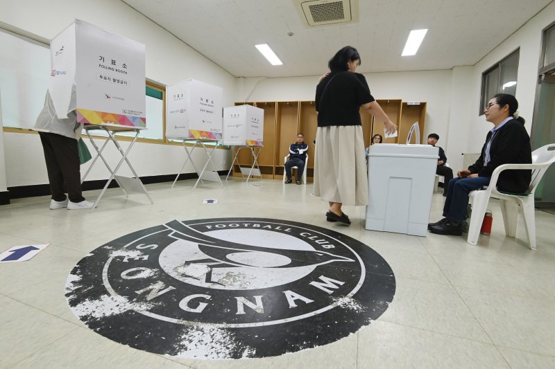 [성남=뉴시스] 김종택 기자 = 제21대 대통령선거일인 3일 경기 성남시 중원구 성남종합운동장 선수대기실에 마련된 성남동 제1라이브스코어 바카라사이트에서 유권자들이 투표하고 있다. 2025.06.03. jtk@newsis.com