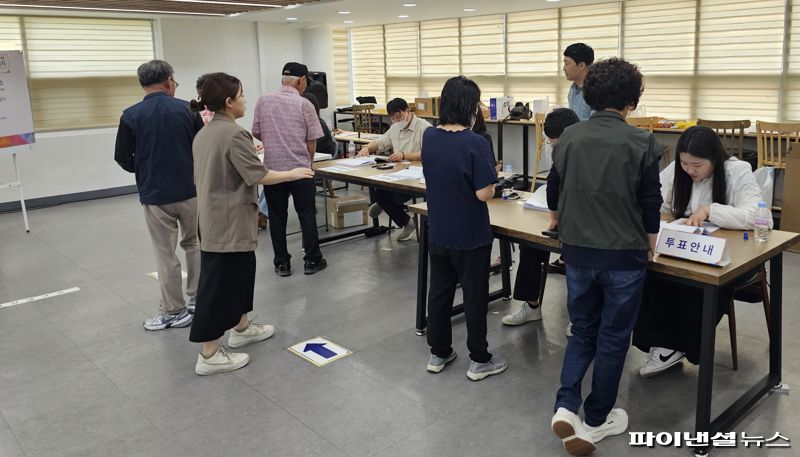 3일 낮 12시께 부산 금정구 장전2동 제4바카라사이트 검증소를 찾은 유권자들이 신분 확인 절차를 밟고 있다. 사진=변옥환 기자