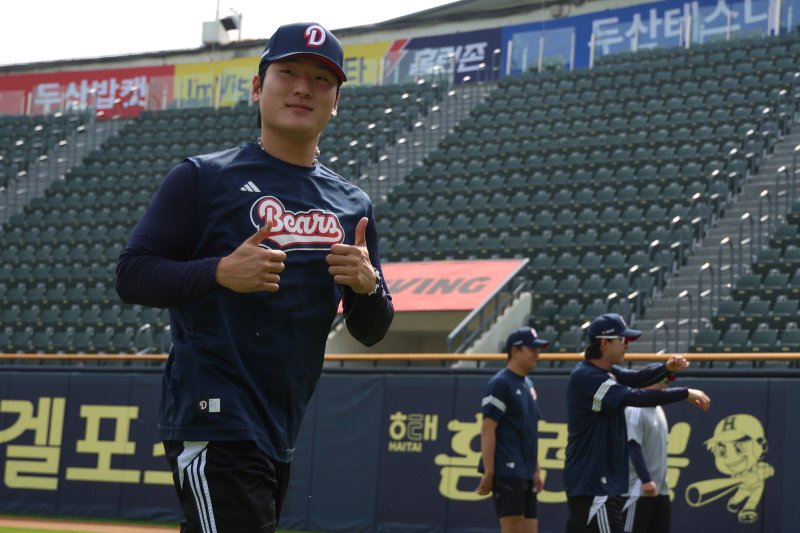 [서울=뉴시스] 프로야구 두산 베어스 바카라 카지노이 4월18일 서울 잠실구장에서 열린 2025 신한 쏠뱅크 KBO리그 KIA 타이거즈와의 경기에 앞서 몸을 풀고 있다. (사진=두산 베어스 제공) 2025.04.18.