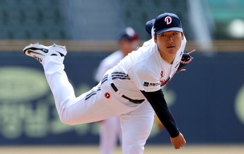 [서울=뉴시스] 김금보 기자 = 지난 3월13일 오후 서울 송파구 잠실야구장에서 열린 2025 프로야구 두산 베어스와 KIA 타이거즈의 시범경기, 1회초 두산 선발 바카라 카지노이 투구하고 있다. 2025.03.13. kgb@newsis.com