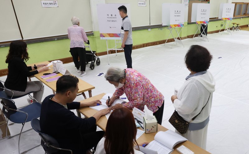 [서울=뉴시스] 추상철 기자 = 제21대 대통령선거일인 3일 오후 서울 중구 장충초등학교에 마련된 다산동 제2바카라사이트 벳무브에서 유권자들이 소중한 한표를 행사하기 위해 신분확인을 받고 있다. 2025.06.03. scchoo@newsis.com