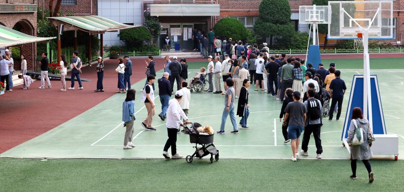 [서울=뉴시스] 박주성 기자 = 제21대 대통령선거일인 3일 오전 서울 서초구 원명초등학교에 마련된 서초4동 제3바카라사이트 벳무브와 제4바카라사이트 벳무브에 시민들을 투표하기 위해 줄을 서고 있다. 2025.06.03. park7691@newsis.com