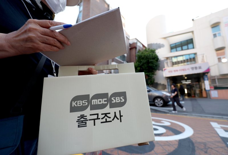 제21대 대통령 선거일인 3일 서울 영등포구 당산1동주민센터에 마련된 투표소 앞에서 메이저 바카라 사이트사 메이저 바카라 사이트원이 메이저 바카라 사이트를 하고 있다. /사진=뉴시스