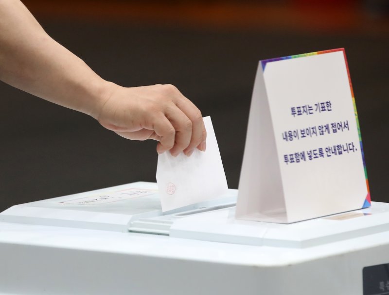 제21대 대통령 선거일인 3일 부산 동래구 내성초등학교 참빛관체육관에 마련된 복산동 제2바카라사이트 소울카지노소에서 유권자들이 바카라사이트 소울카지노를 하고 있다. 2025.6.3/뉴스1 ⓒ News1 윤일지 기자