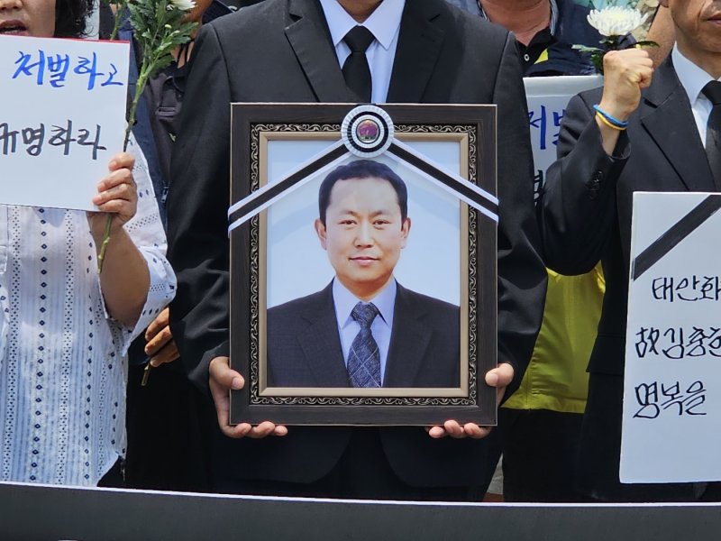[태안=뉴시스] 김덕진 기자=3일 충남 태안군 태안읍 한국서부발전 본사에서 열린 우리카지노 바카라사이트 김충현(49) 비정규직 노동자 사망사고 대책위원회 기자회견에서 유족이 김씨의 영정사진을 들고 있다. 2025.06.03. spark@newsis.com *재판매 및 DB 금지