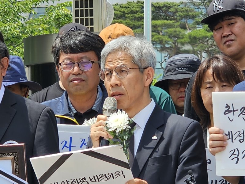 [태안=뉴시스] 김덕진 기자=3일 충남 태안군 태안읍 한국서부발전 본사에서 열린 우리카지노 바카라사이트 김충현(49) 비정규직 노동자 사망사고 대책위원회 기자회견에서 권영국 후보가 발언하고 있다. 2025.06.03. spark@newsis.com *재판매 및 DB 금지