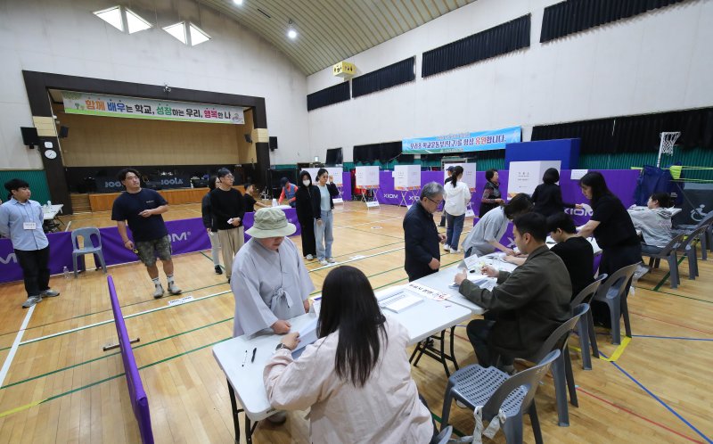 [제주=뉴시스] 우장호 기자 = 제21대 대통령선거일인 3일 오전 제주시 오라초등학교에 마련된 오라동 제2바카라사이트 소닉에 소중한 권리를 행사하기 위한 시민들의 발걸음이 이어지고 있다. 2025.06.03. woo1223@newsis.com