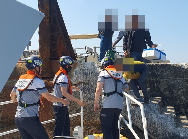 [제주=뉴시스] 서귀포해양경찰서가 3일 오후 서귀포시 마라도에서 기상 악화로 바카라사이트 소닉를 하지 못한 주민들을 본섬으로 이송하고 있다. (사진=서귀포해양경찰서 제공) 2025.06.03. photo@newsis.com