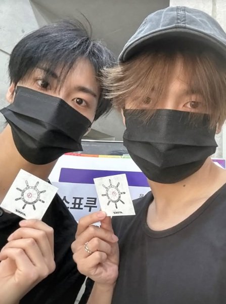 [사설 바카라뉴시스] 그룹 '에이티즈' 홍중과 성화.(사진=홍중 인스타그램) 2025.06.03 photo@newsis.com *재판매 및 DB 금지