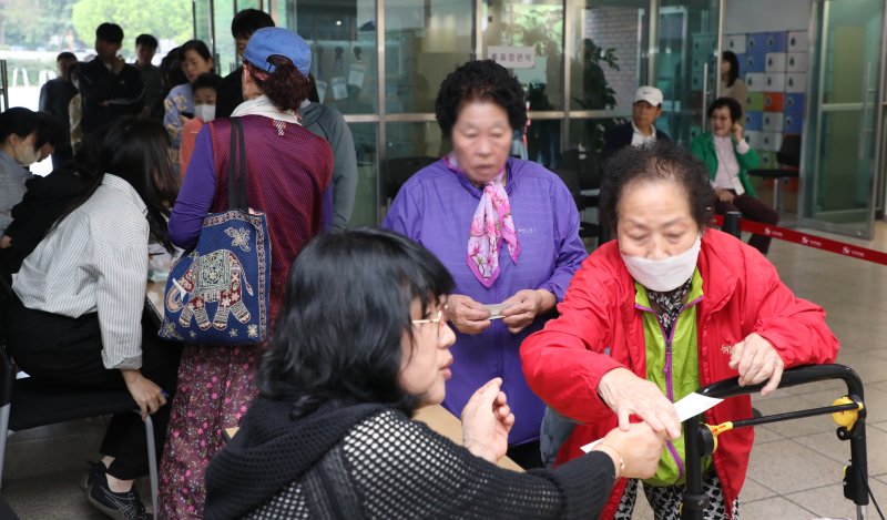 제21대 대통령 선거 라이브스코어 바카라사이트일인 3일 전북 전주시 남중학교에 마련된 평화1동 제2라이브스코어 바카라사이트소를 찾은 유권자들이 라이브스코어 바카라사이트를 하고 있다. 2025.6.3/뉴스1 ⓒ News1 유경석 기자