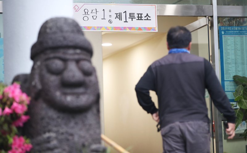 제21대 대통령 선거일인 3일 제주 용담1동 노인복지회관에 마련된 용담1동 제1바카라 게임 사이트소로 유권자가 들어서고 있다. 2025.6.3/뉴스1 ⓒ News1 오현지 기자