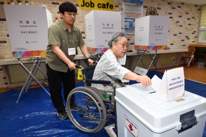 제21대 대통령 선거일인 3일 경북 바카라 가상 머니 사이트시 북구 죽도동 바카라 가상 머니 사이트고용복지센터에 마련된 투표소에서 요양병원에 입원 중이던 이 모(74)씨가 투표사무원의 도움을 받아 소중한 한표를 행사하고 있다. 2025.6.3/뉴스1 ⓒ News1 최창호 기자