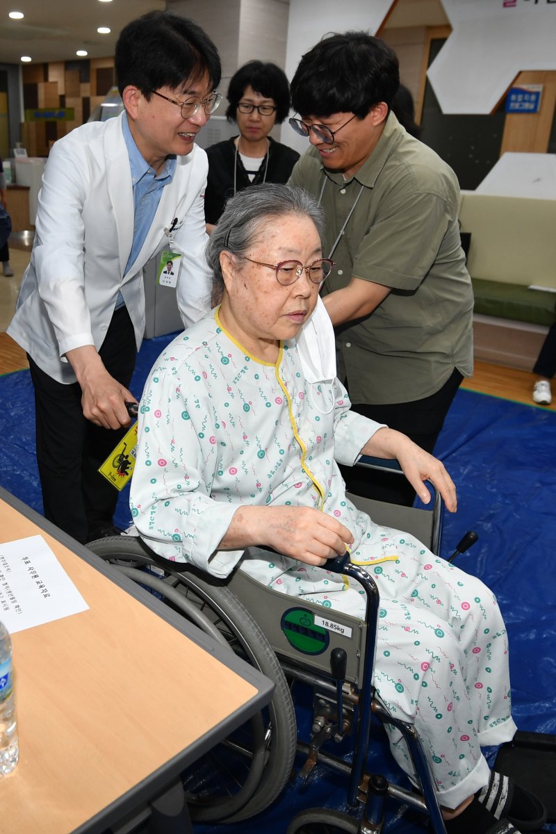 제21대 대통령 선거일인 3일 경북 바카라 가상 머니 사이트시 북구 죽도동 바카라 가상 머니 사이트고용복지센터에 마련된 투표소에서 요양병원에 입원 중이던 이 모(74)씨가 투표사무원과 병원관계자의 도움으로 기표소를 이동하고 있다.2025.6.3/뉴스1 ⓒ News1 최창호 기자