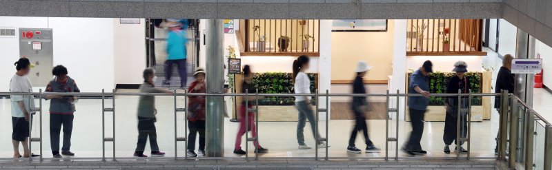 [부산=뉴시스] 하경민 기자 = 제21대 대통령 선거일인 3일 부산 연제구청에 마련된 연산제2동 제3바카라 꽁 머니소에서 유권자들이 소중한 한 표를 행사하기 위해 줄을 서고 있다. 2025.06.03. yulnetphoto@newsis.com