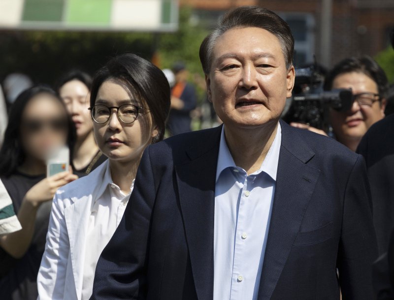 윤석열 전 인터넷 바카라과 김건희 여사가 제21대 인터넷 바카라 선거일인 3일 오전 서울 서초구 원명초등학교에 마련된 서초4동 제3인터넷 바카라소에서 인터넷 바카라를 마친 뒤 차로 향하고 있다. 연합뉴스