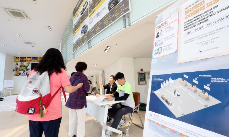 [인천=에볼루션 바카라 무료] 전진환 기자 = 제21대 대통령선거일인 3일 오전 인천 미추홀구 한 자동차영업소에 마련된 주안5동 제3에볼루션 바카라 무료에서 유권자들이 투표하기 위해 줄을 서고 있다 2025.06.03. amin2@newsis.com