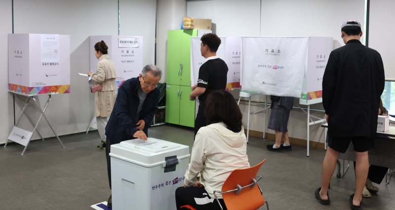 [인천=뉴시스] 전진환 기자 = 제21대 대통령선거일인 3일 오전 인천 미추홀구 용현5동 제9해외 바카라사이트소에서 유권자들이 해외 바카라사이트를 하고 있다 2025.06.03. amin2@newsis.com
