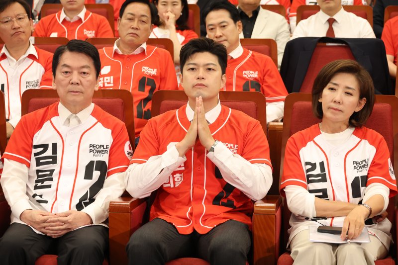 지난달 3일 당시 국민의힘 김용태 비상대책위원장(가운데), 안철수(왼쪽), 나경원 의원 등이 서울 여의도 국회도서관에 마련된 국민의힘 제21대 대통령선거 개표상황실에서 방송사 출구조사 결과를 지켜보고 있다. 사진=연합뉴스