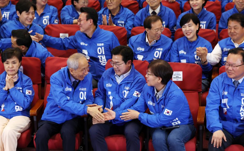 [서울=뉴시스] 조성우 기자 = 윤여준, 바카라 사이트 디시 상임총괄선대위원장 등이 3일 오후 서울 여의도 국회 의원회관에 마련된 제21대 대통령선거 개표상황실에서 방송사 출구조사 결과를 보며 악수하고 있다. 2025.06.03. xconfind@newsis.com <저작권자ⓒ 공감언론 뉴시스통신사. 무단전재-재배포 금지. alt=