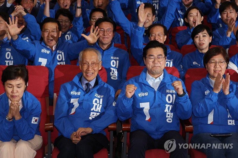출구조사 결과에 기뻐하는 민주당 (출처=연합뉴스)