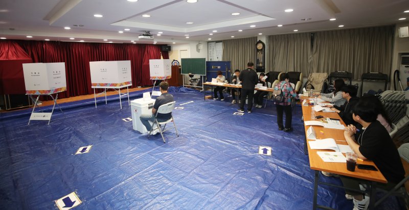 제21대 대통령 선거일인 3일 제주 용담1동 노인복지회관에 마련된 용담1동 제1바카라사이트 기가소에서 유권자들이 바카라사이트 기가 준비를 하고 있다. 2025.6.3/뉴스1 ⓒ News1 오현지 기자