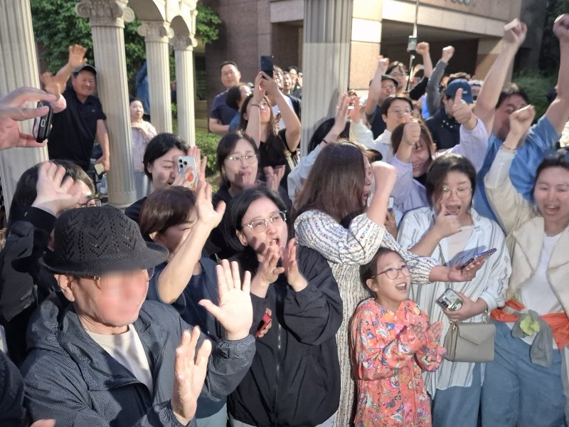 3일 오후 8시 지상파 방송 3사가 출구조사를 발표하는 것을 지켜보고 있는 더불어민주당 이재명 바카라 카드카운팅와 같은 아파트 단지에 살고 있는 입주민들.(이시명 기자/뉴스1)