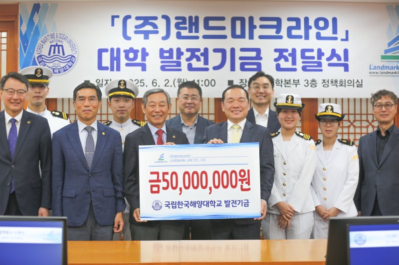 지난 2일 국립바카라사이트 아벤카지노 대학본부에서 열린 발전기금 바카라사이트 아벤카지노식에서 참석자들이 기념촬영을 하고 있다. 국립바카라사이트 아벤카지노 제공