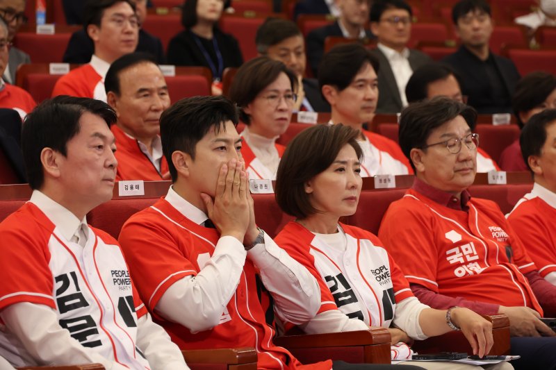 [온라인바카라=뉴시스] 고승민 기자 = 김용태 국민의힘 비상대책위원장과 권성동 공동선대위원장 등 참석자들이 3일 온라인바카라 여의도 국회도서관에 마련된 제21대 대통령선거 개표상황실에서 굳은 표정을 짓고 있다. 2025.06.03. kkssmm99@newsis.com