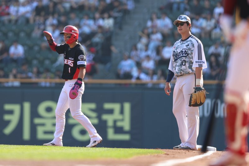 [서울=뉴시스] 프로야구 바카라사이트 제작 타이거즈 박찬호가 3일 서울 잠실구장에서 열린 2025 신한 쏠뱅크 KBO리그 두산 베어스와의 경기에 볼넷으로 출루한 뒤 1루에서 리드하고 있다. (사진=바카라사이트 제작 타이거즈 제공) 2025.06.03.