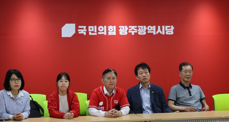 제21대 대통령 선거일인 3일 오후 광주 서구 치평동 국민의힘 광주광역시당에서 김정현 위원장 등이 무료 바카라 게임 결과를 시청하고 있다. 2025.6.3/무료 바카라 게임1 ⓒ News1 박지현 기자