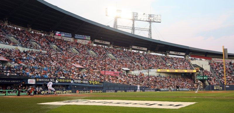 [서울=뉴시스] 김금보 기자 = 29일 서울 송파구 잠실야구장에서 열린 프로야구 2025 KBO 리그 한화 이글스와 LG 트윈스의 라이브바카라가 만원 관중 속에 펼쳐지고 있다. LG의 이번 시즌 18번째 홈 라이브바카라 매진이다. 2025.05.29. kgb@newsis.com