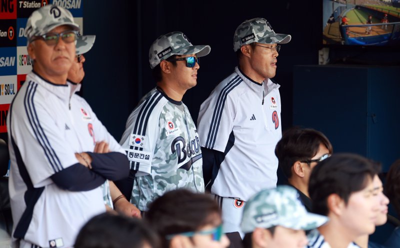 조성환 바카라사이트 안내 베어스 감독대행이 3일 오후 서울 송파구 잠실야구장에서 열린 프로야구 '2025 신한 SOL뱅크 KBO 리그' KIA 타이거즈와 두산 베어스의 경기, 1회초 선발 곽빈의 투구를 지켜보고 있다. 2025.6.3/뉴스1 ⓒ News1 김진환 기자