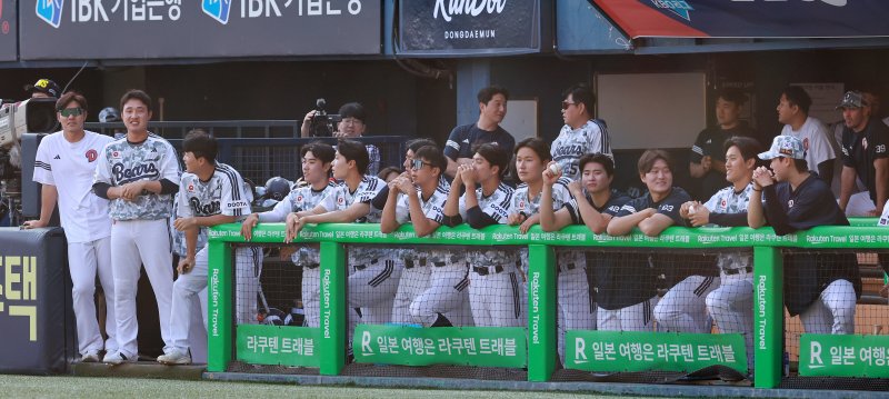 제21대 대통령 선거 투표일인 3일 오후 바카라사이트 안내 송파구 잠실야구장에서 열린 프로야구 '2025 신한 SOL뱅크 KBO 리그' KIA 타이거즈와 두산 베어스의 경기, 두산 선수들이 더그아웃에서 경기를 지켜보고 있다. 2025.6.3/뉴스1 ⓒ News1 김진환 기자