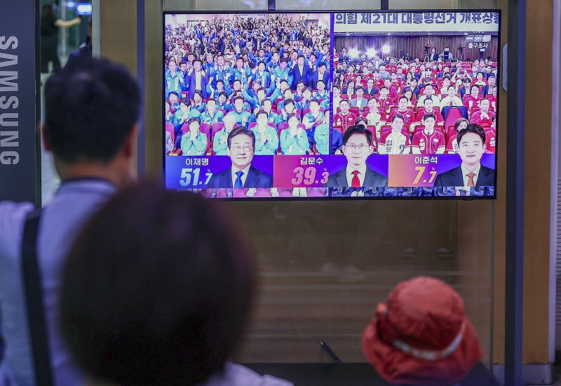 제21대 대통령 선거 투표일인 3일 오후 서울 중구 서울역에서 유권자들이 방송3사 출구라이브스코어 바카라사이트 결과를 TV로 확인하고 있다. /사진=뉴스1