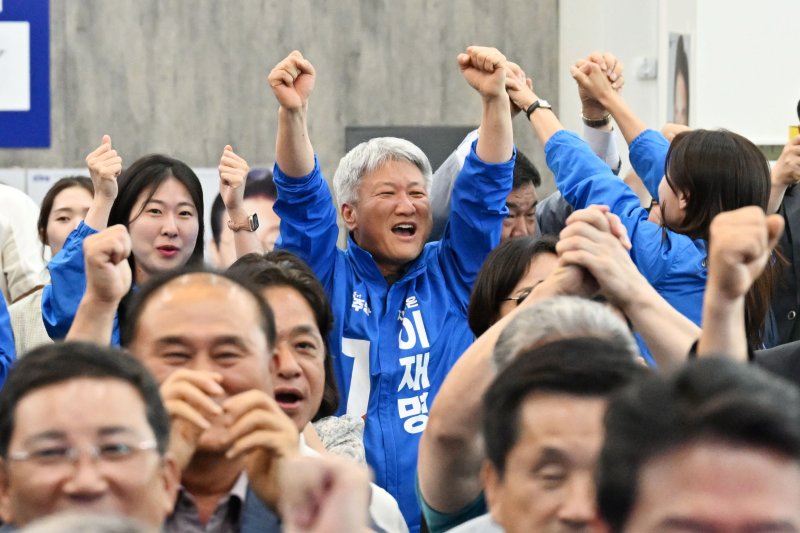 [광주=뉴시스] 이영주 기자 = 제21대 대통령 선거가 치러진 3일 오후 광주 서구 더불어민주당 광주시당 선거연락소에서 민주당 광주시당 의원들과 당직자들이 출구안전한 바카라 사이트 결과에 환호하고 있다. 이재명 더불어민주당 대선 후보는 출구안전한 바카라 사이트에서 51.7% 득표율을 기록, 김문수(39.3%) 국민의힘 대선 후보를 12.4%p 앞섰다. 2025.06.03. leeyj2578@newsis.com