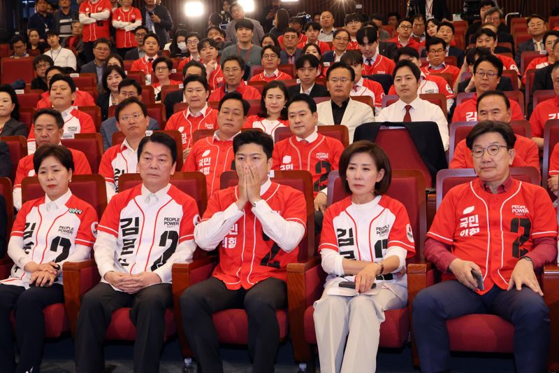 김용태 카지노사이트 바카라사이트 비상대책위원장과 권성동 원내대표를 비롯한 공동선거대책위원장들이 3일 오후 서울 여의도 국회 도서관에 마련된 제21대 대통령선거개표상황실에서 개표 방송을 시청하고 있다. 사진=박범준 기자