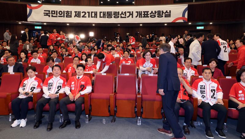 카지노사이트 바카라사이트 관계자들이 3일 오후 서울 여의도 국회 도서관에 마련된 제21대 대통령선거개표상황실에서 방송3사의 출구조사 발표를 듣고 자리를 뜨고 있다. 사진=박범준 기자
