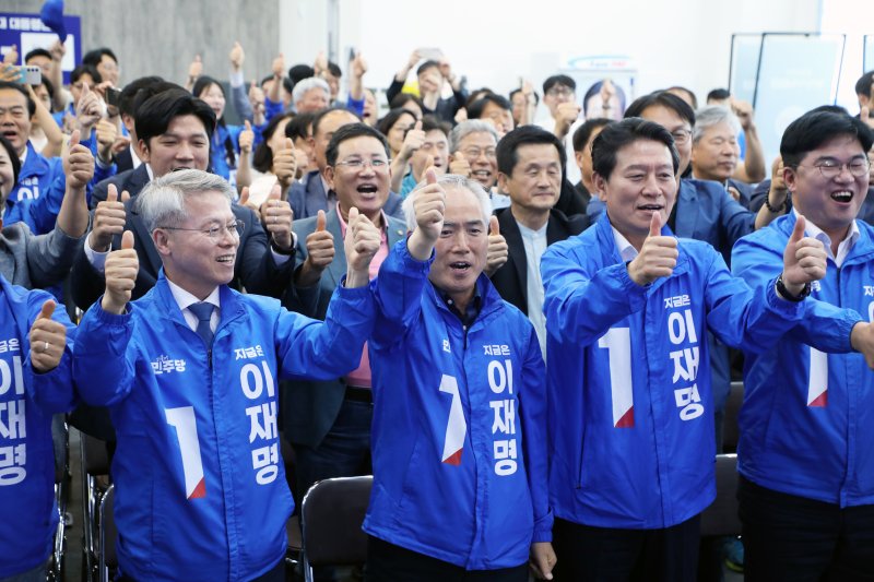 제21대 대통령 선거일인 3일 바카라사이트 쿠폰 서구 더불어민주당 바카라사이트 쿠폰 선거연락소에서 양부남 총괄상임선대위원장을 비롯한 관계자들이 출구조사 결과를 확인한 뒤 환호하고 있다. 2025.6.3/뉴스1 ⓒ News1 이수민 기자