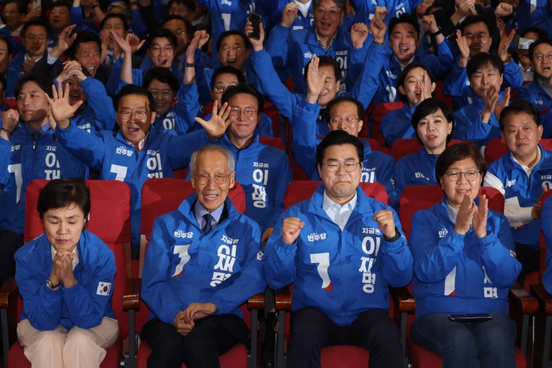 더불어민주당 윤여준(앞줄 왼쪽 두번째), 박찬대 (앞줄 왼쪽 세번째) 상임총괄선대위원장 등 선대위 관계자들이 3일 오후 투표 마감후 공개된 지상파 3사 출구 사설 바카라에서 이재명 후보가 김문수 국민의힘 대선 후보를 오차범위 밖에서 앞서며 1위를 기록할 것으로 예측되자 환호성을 지르고 있다. 박 선대위원장은 "국민이 내란 정권에 불호령 심판 내린 것"이라고 자평했다. 연합뉴스